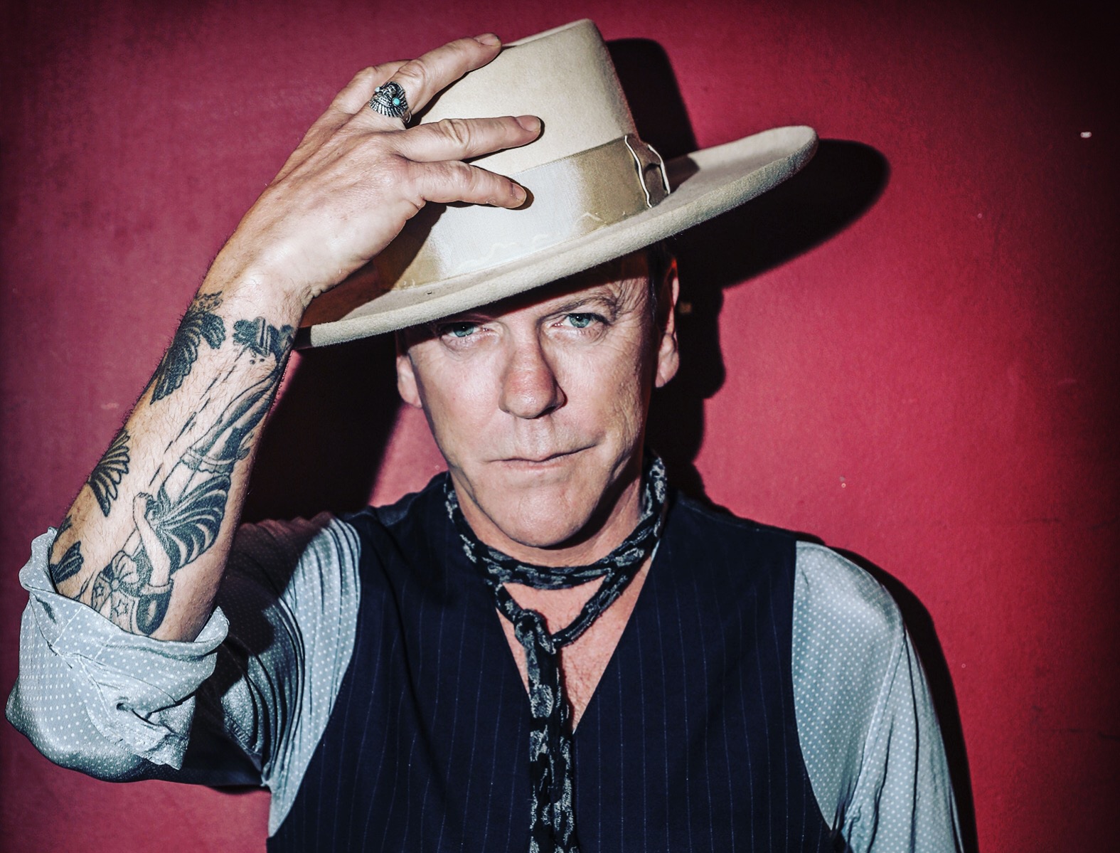 Kiefer Sutherland – hollywoodzki gwiazdor i muzyk w Stodole